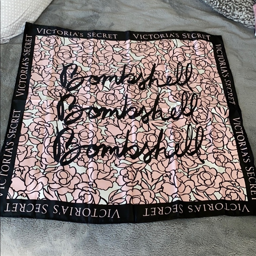 BRAND NEW VICTORIA SECRET BOMBSHELL SCARF